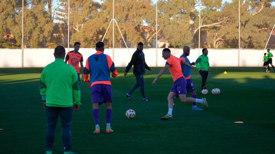 <i>Migue García golpea el balón en el calentamiento. / Mario Pastor.</i>