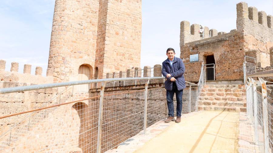 <i> Francisco Reyes Martínez en el castillo de Baños de la Encina. </i>