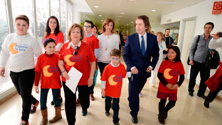 $!<i><b>MARZO 2017</b></i><i>. Marisol Escribano Olmo, folio en mano, guía al siempre comprometido Raphael, en su visita a la planta de Oncología infantil del Hospital de Jaén. / Archivo Histórico de Diario JAÉN. </i>