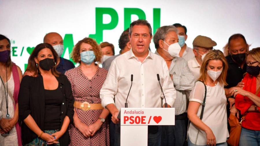 <i>El vencedor de las primarias del PSOE-A, Juan Espadas, se muestra satisfecho por su victoria, con Ángeles Férriz, de negro, a la izquierda.</i>