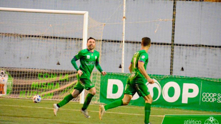 <i>Urko Arroyo celebra el gol que supuso el 2-1 para el Atlético Mancha Real.</i>