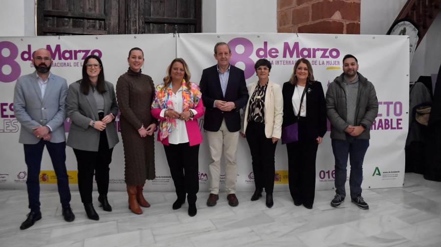 <i>Autoridades en el acto central del 8M en Andújar. / Fran Miranda / Diario JAÉN. </i>