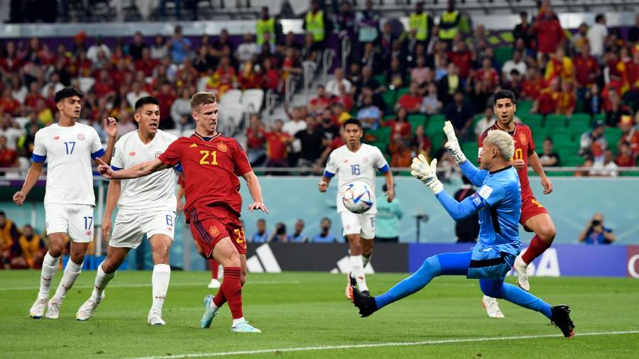 <i>Dani Olmo pica el balón y marca el segundo gol a Keylor Navas. / Fabio Ferrari / LaPresse vía Zuma / DPA / Europa Press.</i>