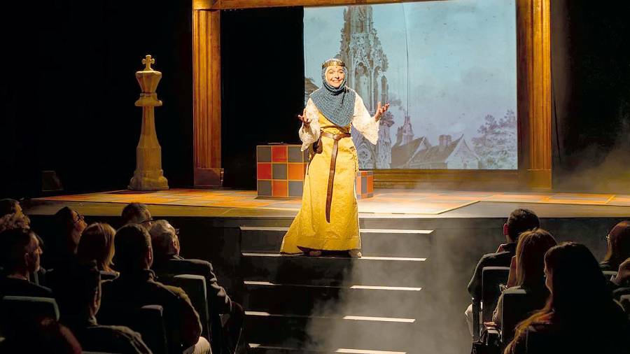 $!Elías Sevillano produce “Leonor vive”, una comedia histórica sobre el papel de las mujeres en los relatos históricos