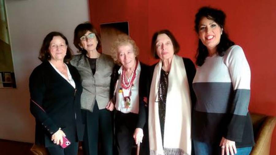 <i>De izquierda a derecha, la periodista Ana Mercedes Cano, Pilar del Río, la actriz María do Céu Guerra, la escritora brasileña Nélida Piñón y la periodista y escritora sevillana, Eva Díaz-Pérez.</i>