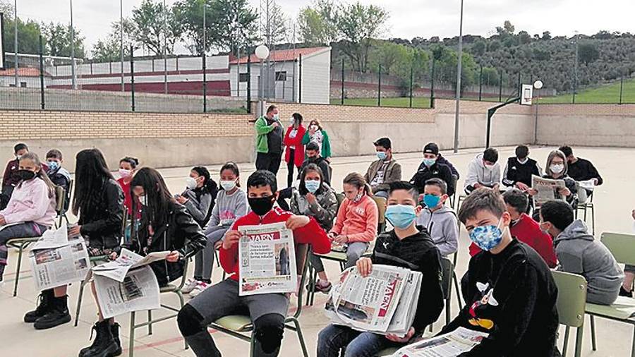 <i>DEL DÍA. Periódicos del día acompañan a los alumnos durante el taller de prensa como referencia de aquello que se publica a diario.</i>