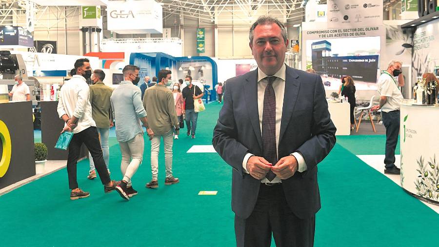 $!<i>El líder del PSOE-A, Juan Espada, en Expoliva.</i>