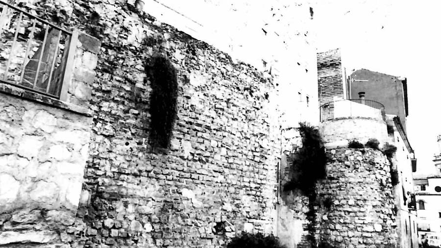 <i>Imagen de archivo de cómo se encontraba la torre antes de la resturación.</i>