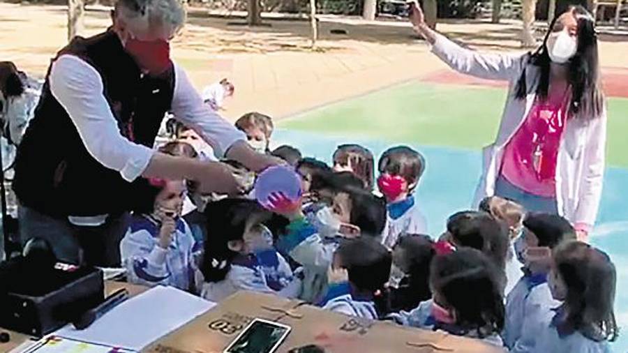 Reír, ver y tocar para aprender