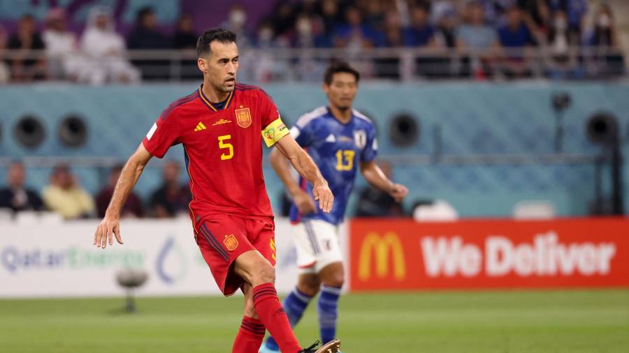 <i>Sergio Busquets da un pase en el partido contra Japón. / AFP7 / Europa Press.</i>
