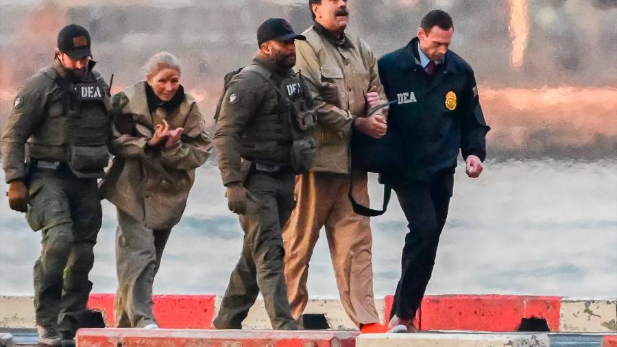$!<i>El presidente de Venezuela, Nicolás Maduro, y su esposa, Cilia Flores, escoltados por agentes de la DEA hasta un tribunal de Nueva York. / Europa Press.</i>