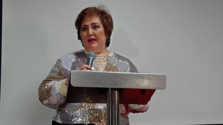 <i>Carmen Rueda se dirige a los asistentes.</i>