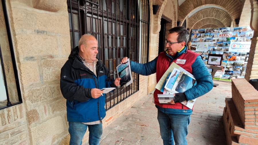 <i>Reparto de obsequios a los vecinos de Mengíbar. </i>