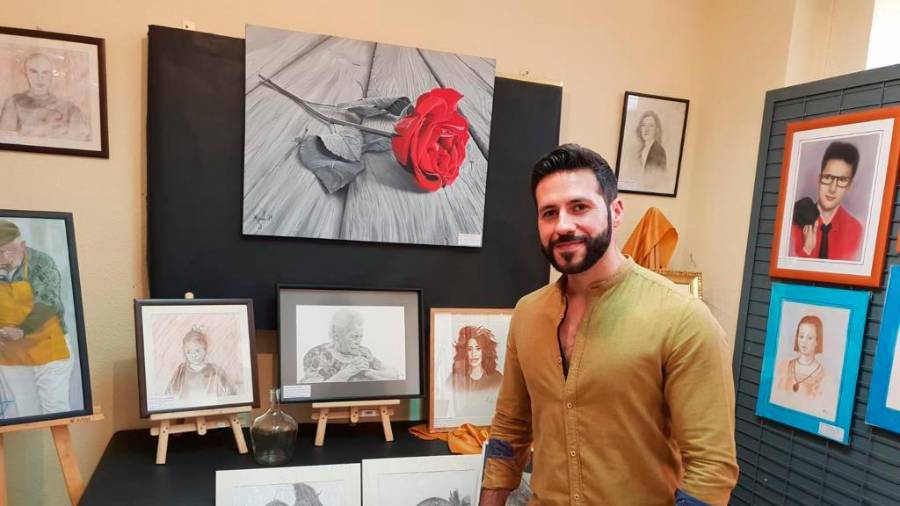 <i>El pintor ante algunas de sus obras.</i>