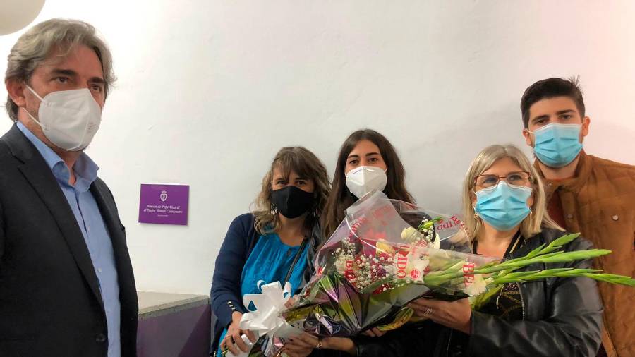 $!<i>El presidente del Real Jaén, Andrés Rodríguez, entrega un ramo de flores a las hijas de Vica.</i>