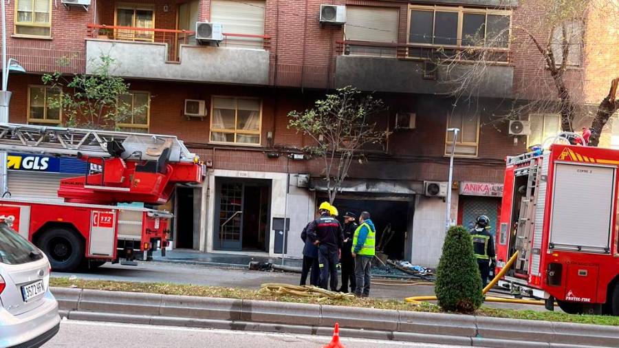 <i>Exterior del local con el fuego ya extinguido por los bomberos.</i>