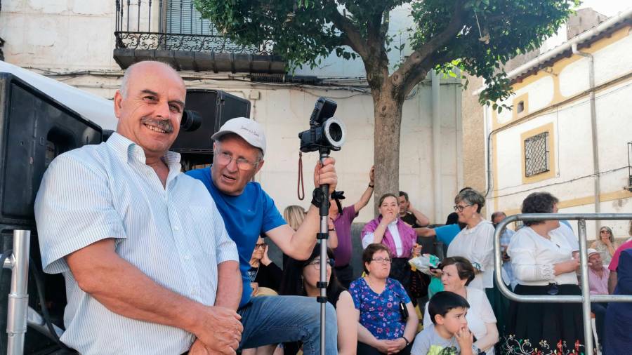 <i>Angel Muñoz a la derecha de la fotografía, la pasada Feria de la Trashumancia, junto al también fotógrafo Francisco Cuadros. / Diario JAÉN.</i>
