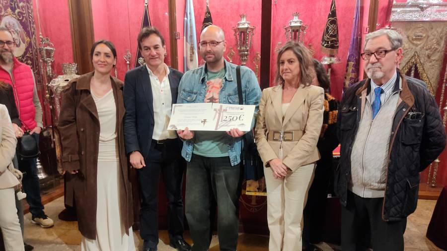<i>La concejala Elena Araque, el portavoz Agustín González, el ganador del certamen Juan Manuel Cardeña, la consejera Catalina García y el presidente de la Agrupación de Cofradías, Francisco Sierra. / J. Cruz.</i>