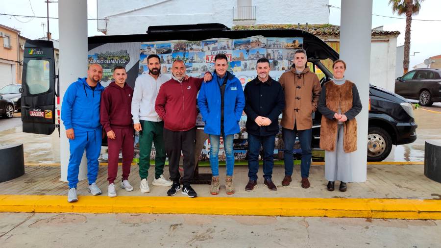 <i>Foto de familia al paso del autobús por Jabalquinto. </i>