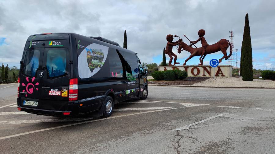 <i>El autobús de Diario JAÉN, en Arjona.</i>