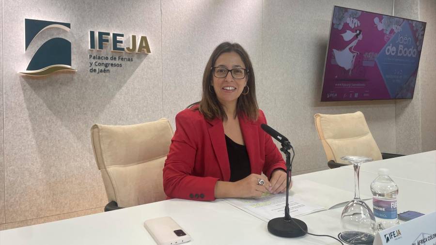 <i>África Colomo presenta en Ifeja Jaén de Boda 2023. / Ferias JAÉN.</i>
