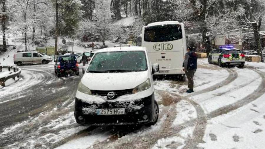 La Guardia Civil rescata a 112 escolares atrapados por la intensa nevada