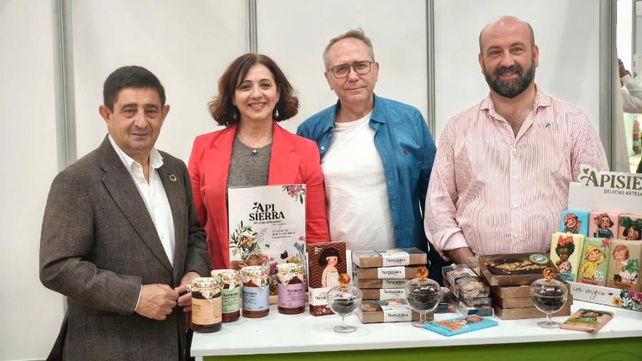 <i>Paco Reyes, durante su visita al stand de Apisierra. / Juan Rafael Hinojosa.</i>