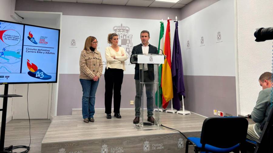 <i>Mari Carmen Angulo, Beatriz López y Julio Millán durante la rueda de prensa. / Álex Gómez / Diario JAÉN.</i>