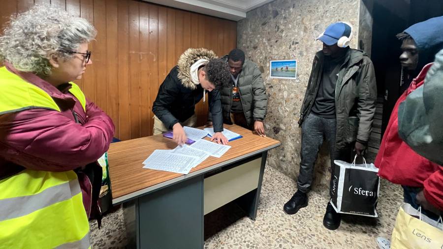 <i>Othmane Nahi y Modou Djiba son los voluntarios que registran la llegada de temporeros hasta el dispositivo de emergencia de “Nuestra Buena Madre”. / Jason Moyano / Diario JAÉN.</i>