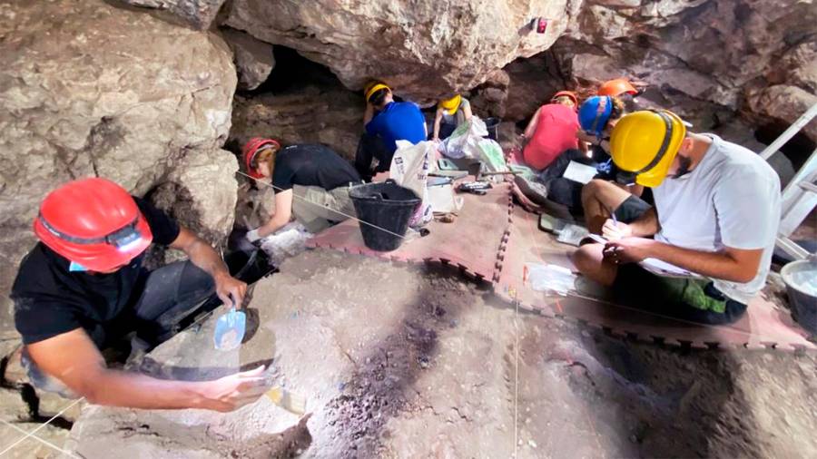 <i>Excavaciones por los expertos en la cueva Cuadros.</i>