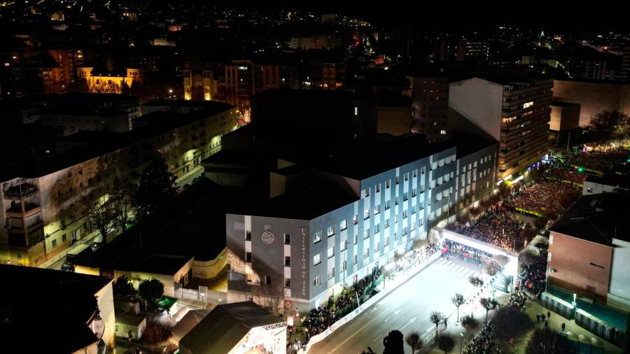 $!<b><span class=mln_uppercase_mln>LA ESTAMPA.</span></b><span class=mln_uppercase_mln> </span><i>Preparados para la salida de la San Antón con el Museo y el castillo iluminados.</i>