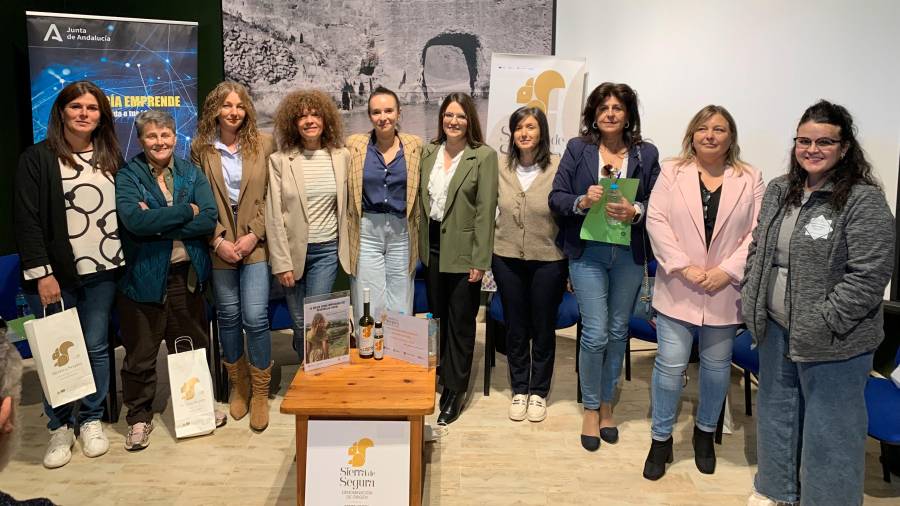<i>Fernanda Marín, Irene Jiménez, Noelia Suárez, Eva María Marín, Rocío Poza, Teresa Guillén, María Eladia Sánchez, Montserrat Barcos, Teresa Heredia y María Soledad Amador, tras la mesa redonda. / Pablo Espinosa Luna / Diario JAÉN.</i>