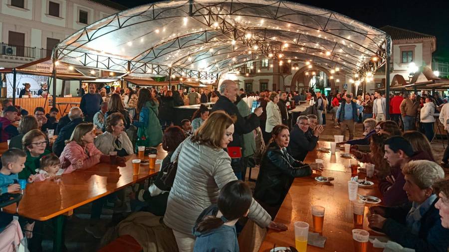 $!<i>La Plaza de España con los asistentes al evento. / Adrián Claudio Bonache.</i>