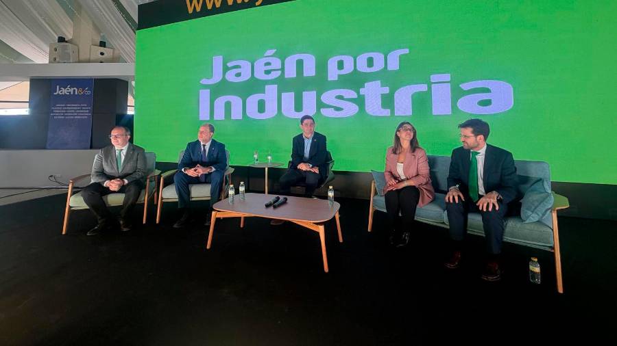 <i>José Ayala, Nicolás Ruiz, Francisco Reyes, África Colomo y Álvaro Martínez durante la inauguración. / F. J. Marín / Diario JAÉN.</i>