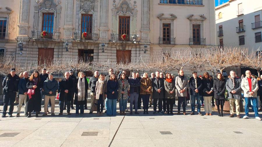 <i>Minuto de silencio en la Plaza de Santa María, en Jaén, a 19 de enero. / Ayuntamiento de Jaén.</i>