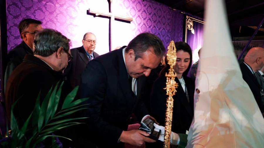 <i>Eluterio Muñoz, presidente del Consejo de Administración de Diario JAÉN, S.A. entrega un pisapapeles de Diario JAÉN a la hermana mayor de la cofradía, Laura Martínez.</i>