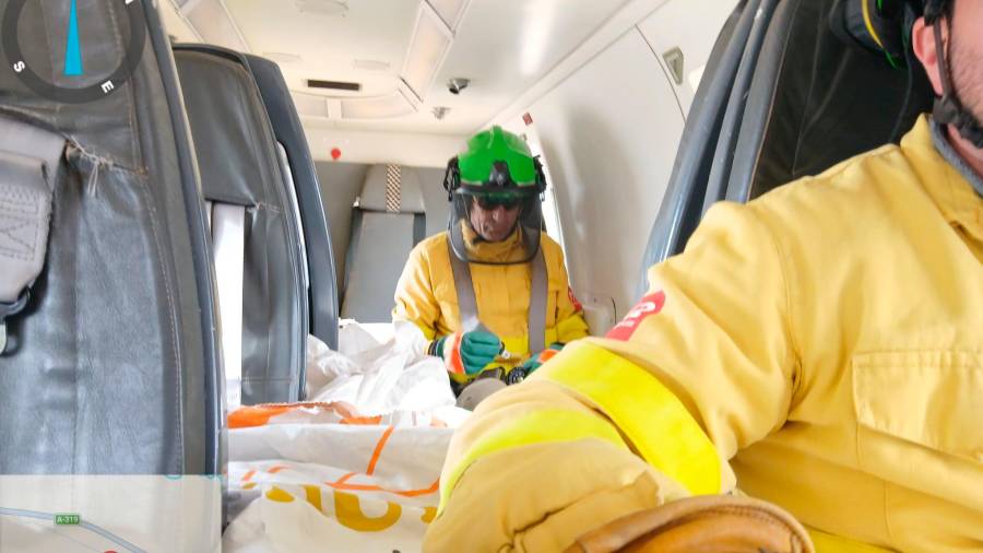 $!<i>Imagen del interior del helicóptero que ha participado en el dispositivo. / Junta de Andalucía.</i>