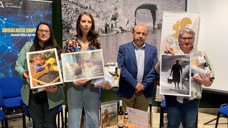 <i>Maribel Chinchilla, Gloria Megal, Pedro Julián Gómez y Alejandra Palomares. / Pablo Espinosa Luna / Diario JAÉN.</i>