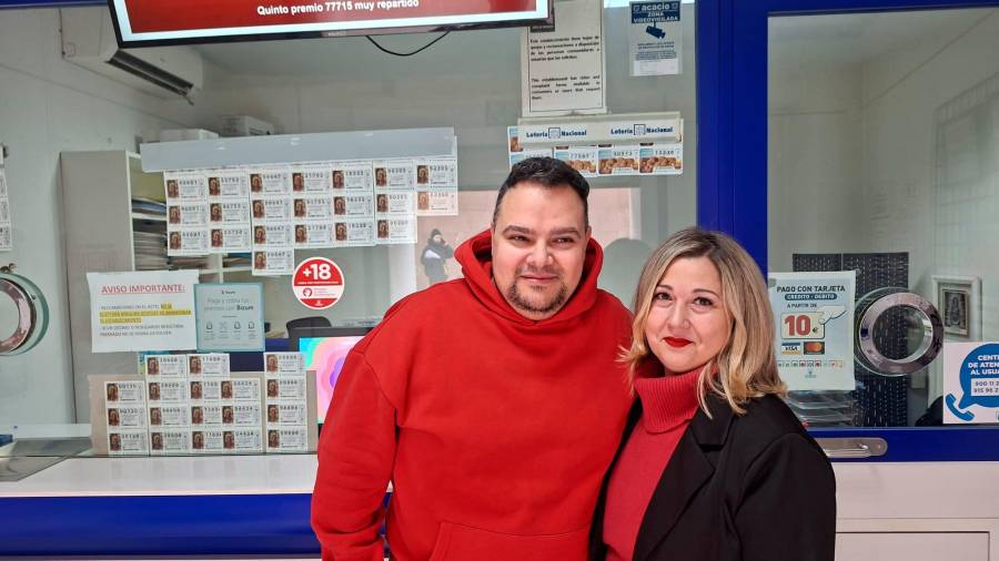 <i>La propietaria de la Administración Número 1 de Vilches, Julia Sola, con Eloy López después de vender un décimo del 90963, el tercer premio del Sorteo Extraordinario de Navidad. De este modo, han dado 50.000 euros.</i>