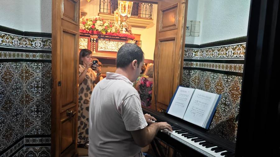 <i>Antonio Ángel Peña acompaña con su piano. / José Luis Pantoja / Diario JAÉN.</i>