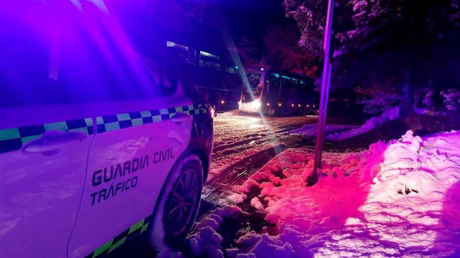 La Guardia Civil rescata a 112 escolares atrapados por la intensa nevada
