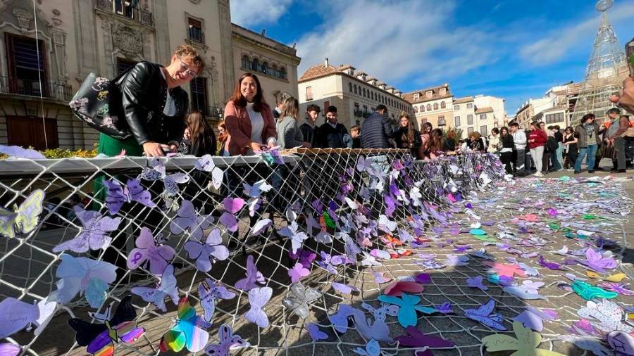 <i>Los escolares en el acto de la Plaza de Santa María. / Ayuntamiento de Jaén.</i>