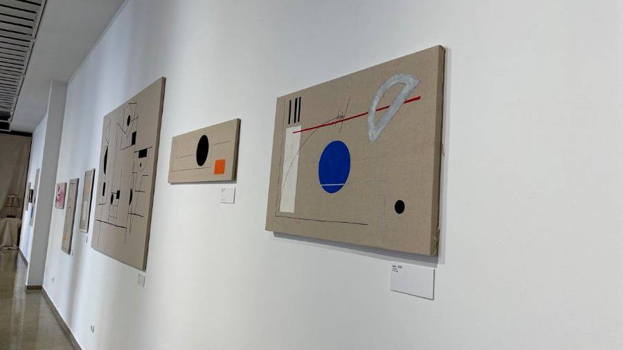 <i>Algunas de las obras del artista Sergio Padilla recogidas en la muestra “Lino y algodón: Memoria en los Baños Árabes”. / Ana Lechuga / Diario JAÉN.</i>