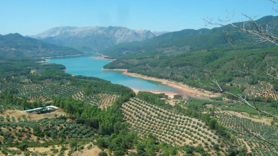 <i>Visión de las aguas del embalse del Tranco, un mar interior en el pulmón verde de Andalucía, desde el “mirador del Aguilón” o “mirador de la Gloria”.</i>