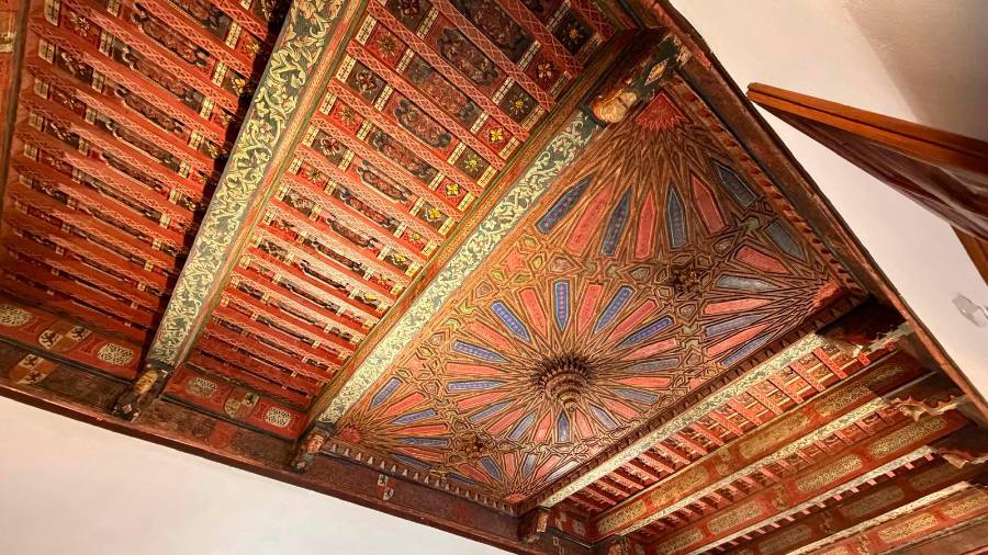 <i>Imagen del techo del Salón Mudéjar, en el antiguo Palacio del Condestable Lucas de Iranzo, restaurado con el proyecto ITI. / F. J. Marín / Diario JAÉN.</i>