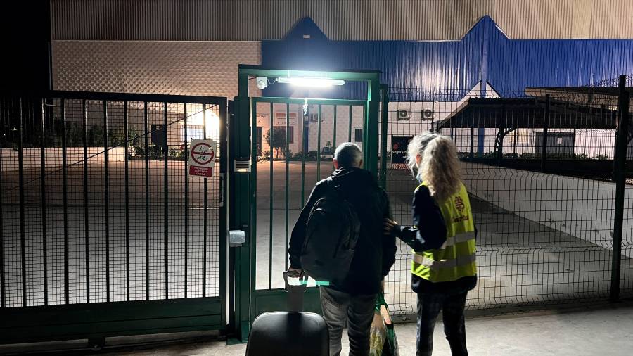 <i>Alegría Crespi acompaña a un temporero desde “Nuestra Buena Madre” hasta el Albergue de Temporeros. / Jason Moyano / Diario JAÉN.</i>