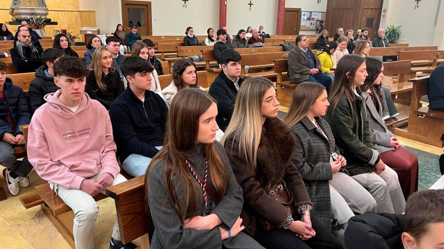 $!<i>Los bancos centrales de la parroquia se llenaron de jóvenes cofrades fieles a sus imágenes. / Álvaro Guzguti / Diario JAÉN.</i>