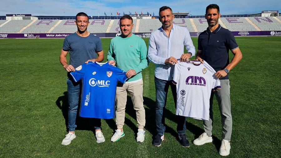 $!<i>Hugo Díaz y Pedro Díaz, capitán y entrenador del Linares Deportivo, al lado de Manuel Herrero y Javi Moyano, técnico y capitán del Real Jaén. / Real Jaén.</i>