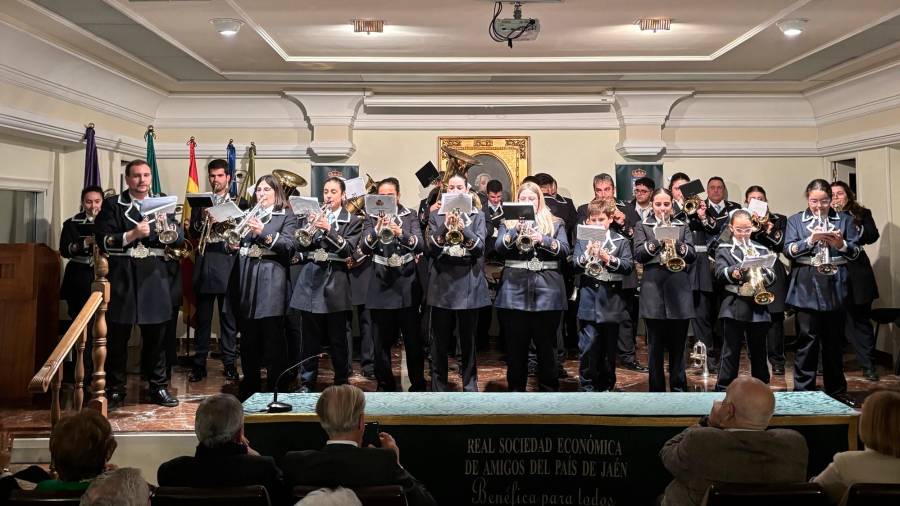 <i>Integrantes de la Agrupación Musical Virgen de los Remedios de Ibros durante la actuación final.</i>