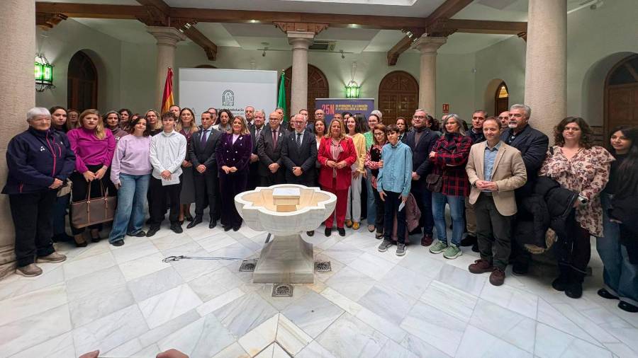 <i>Fotografía de familia en la Delegación del Gobierno andaluz. / Juanfran Paredes / Diario JAÉN.</i>
